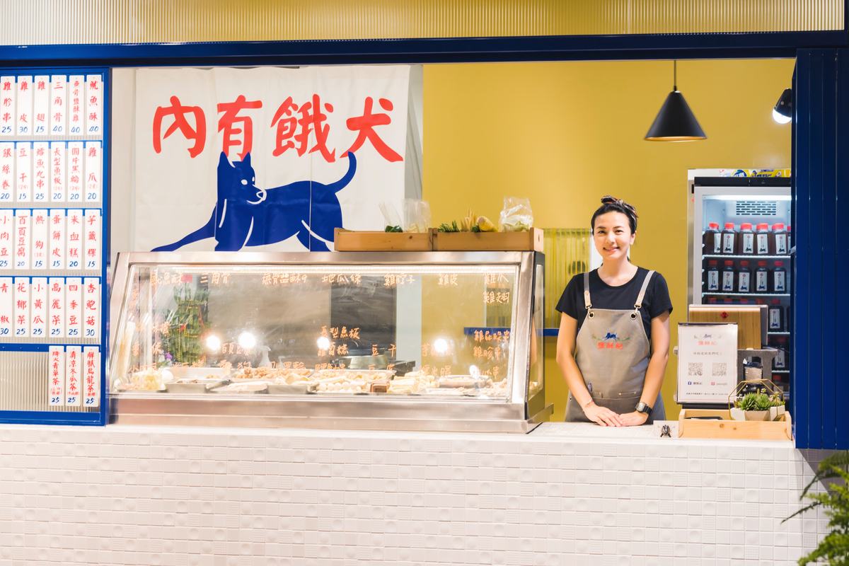 興中店櫃檯，店員微笑迎接客人