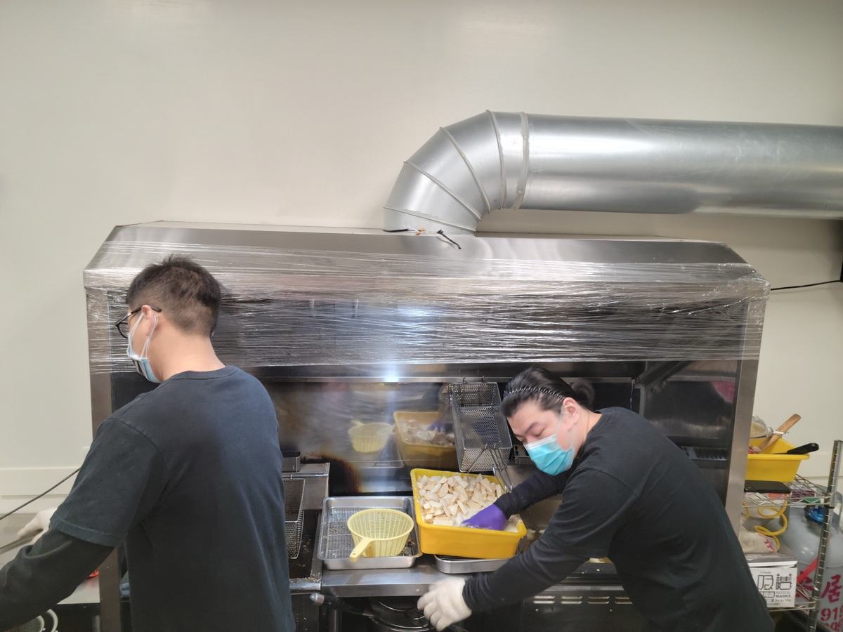 炸台實作，兩位店員同時作業